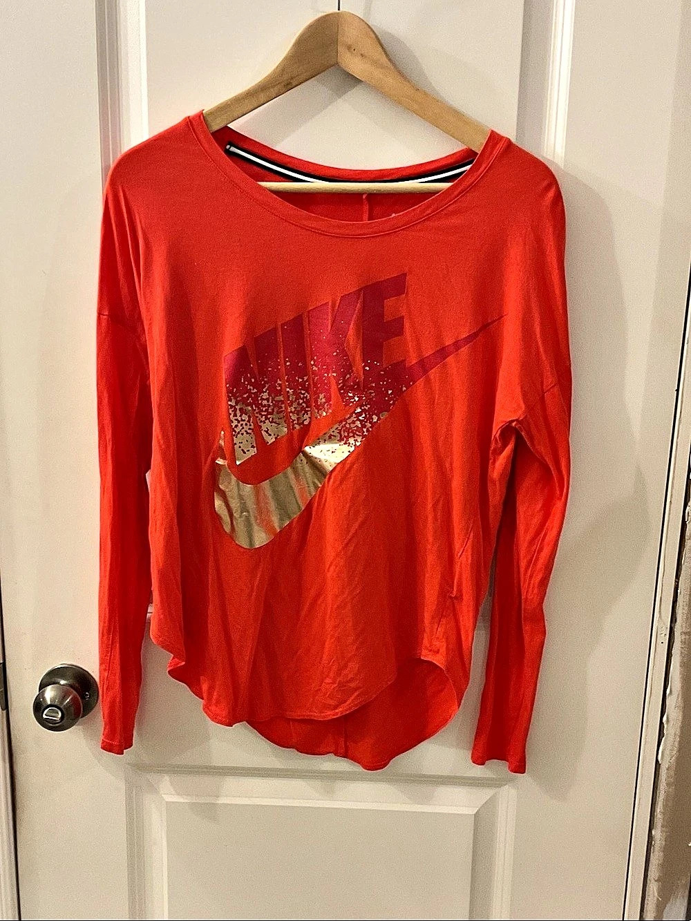 Nike Long Sleeve Graphic Tee in Red Size Small